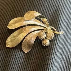 𝐋𝐈𝐒𝐍𝐄𝐑 𝐋𝐄𝐀𝐅 𝐀𝐍𝐃 𝐁𝐄𝐑𝐑𝐘 𝐕𝐈𝐍𝐓𝐀𝐆𝐄 𝐁𝐑𝐎𝐎𝐂𝐇